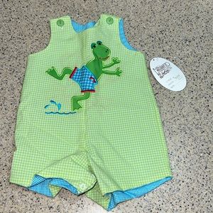 Adorable NWT reversible little boys romper 🦀 🐸 Sz 12 months